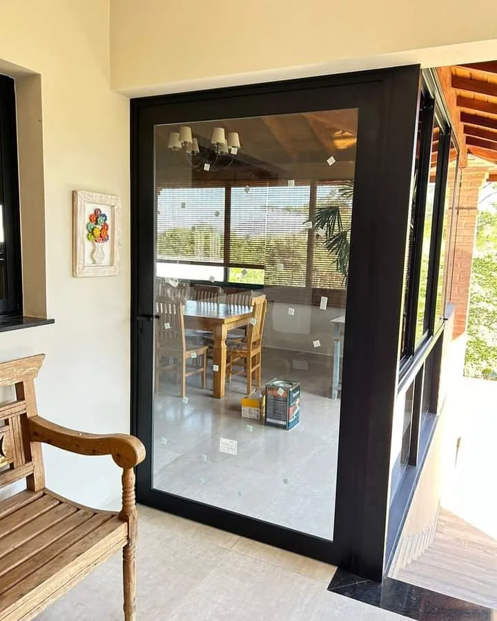 Porta de Vidro com Esquadria Preta